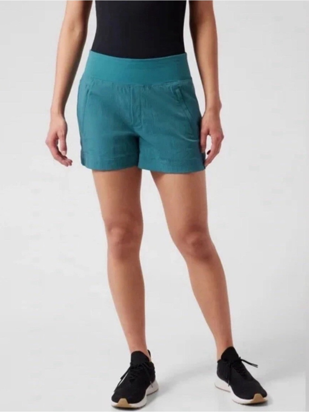 Excellent Shape! Athleta Trekkie North Mid-Rise 3.5” Short in Borealis Green: 10